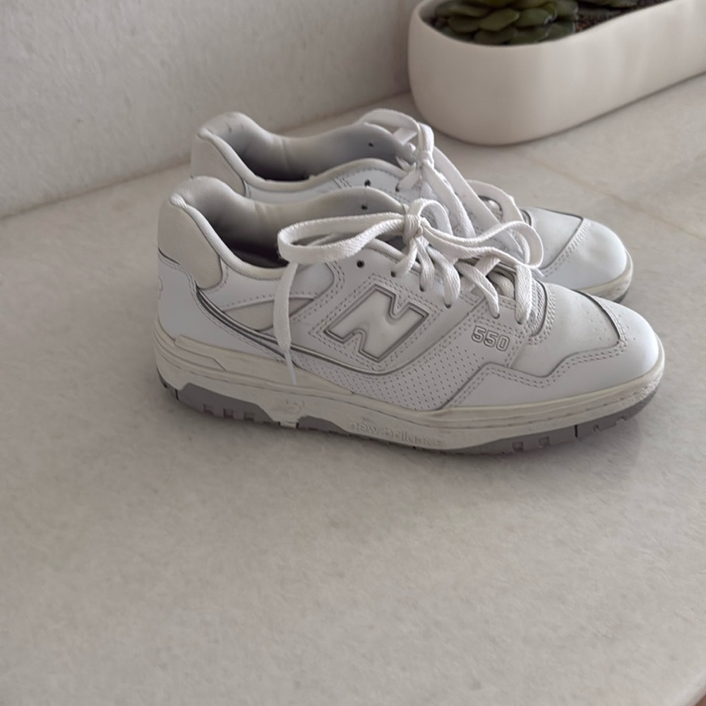 Woman’s unisex New Balance 550 sneakers